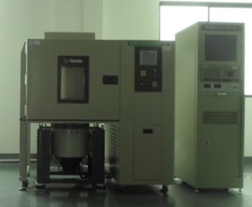 Vibration/temperature test chamber